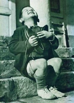 Niño con zapatos nuevos (Gerald Waller - Austria 1946)